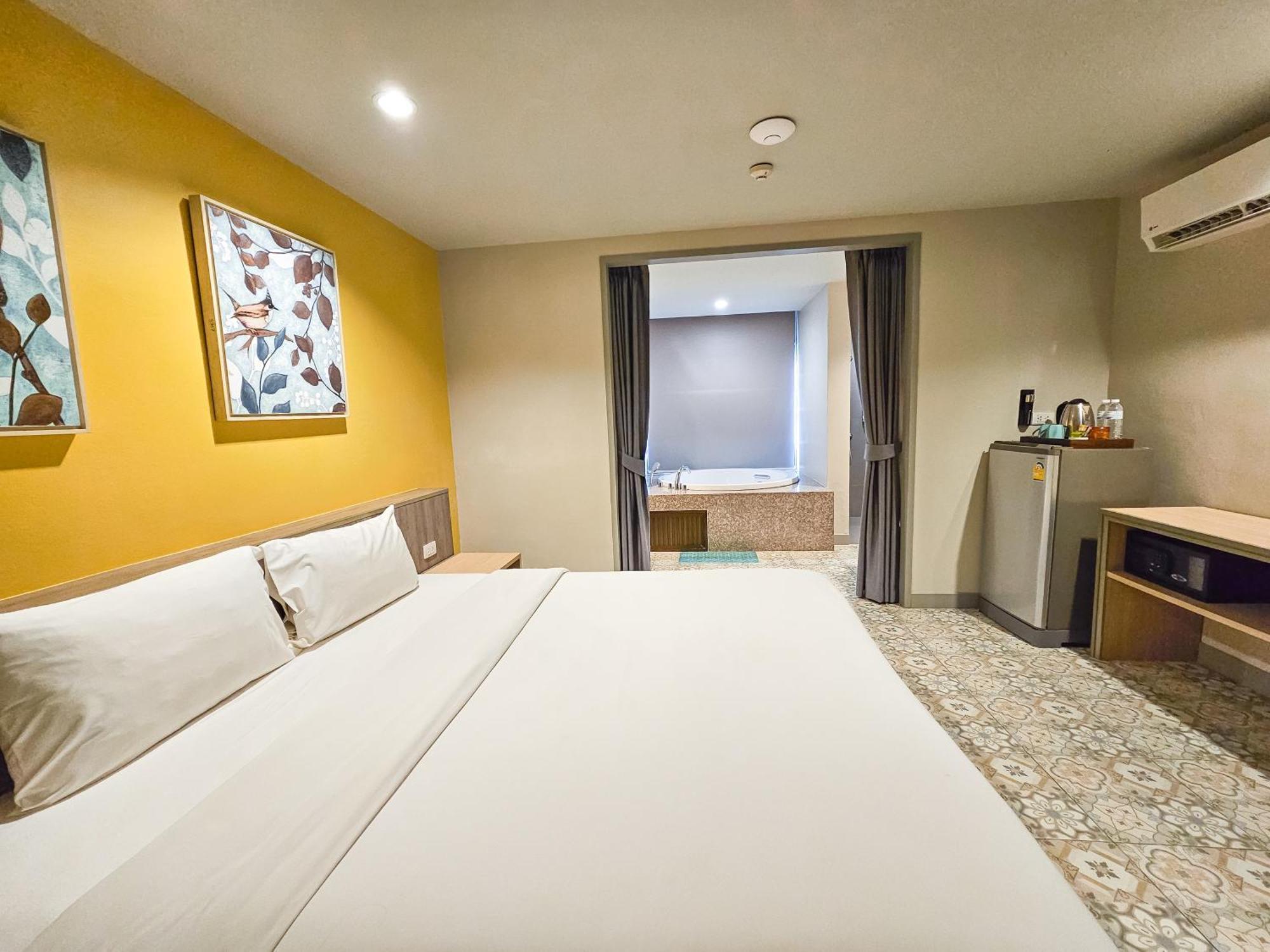 Recenta Suite Phuket Suanluang Buitenkant foto