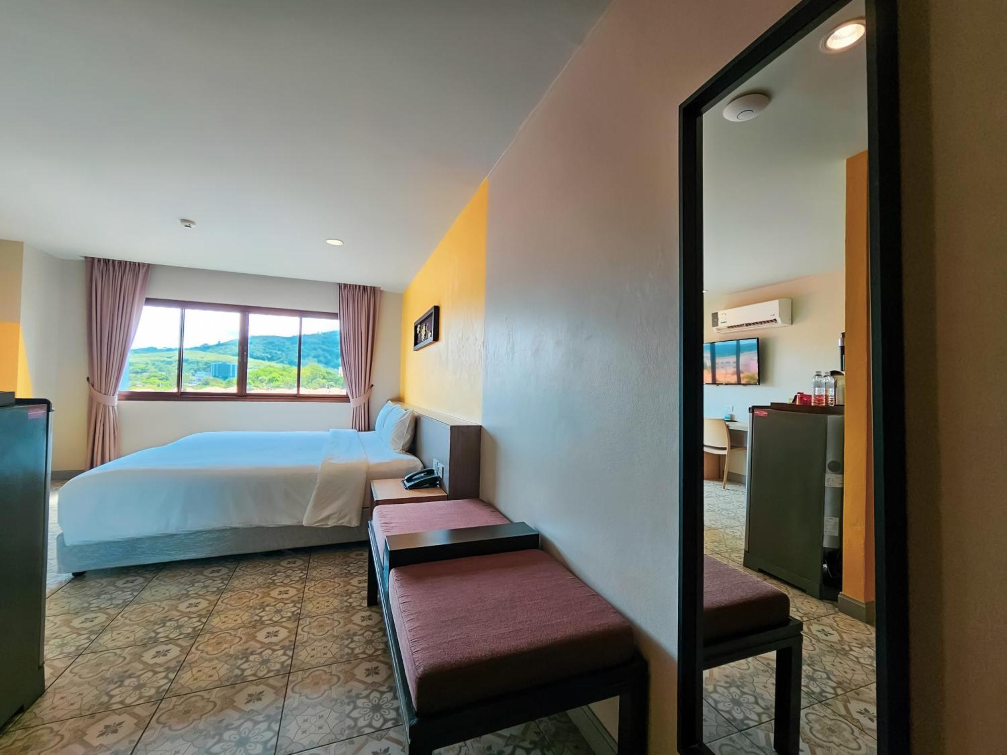 Recenta Suite Phuket Suanluang Buitenkant foto